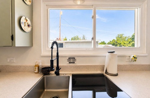 Yreka House | Delightful, cozy and warm 3-bedroom house with upgrade amenities in Yreka