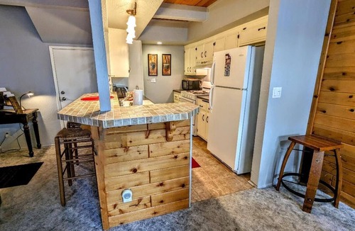 Big Bear Lake House | Deluxe 2-Bedroom Ski Retreat Walk to Snow Summit Mountain Resort