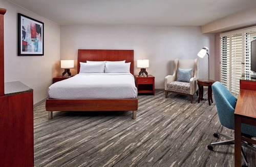 Valencia Hotel | Deluxe King Corner Room | Outdoor Pool | 0.1 Miles to Six Flags Mountain Thrills