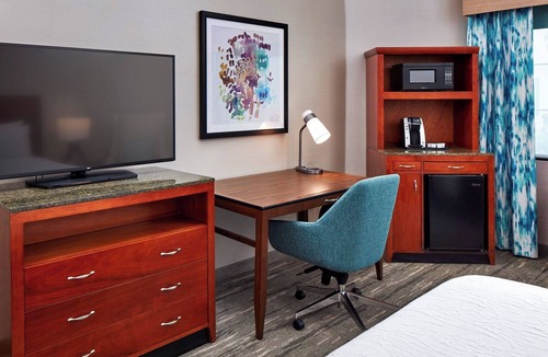 Valencia Hotel | Deluxe King Corner Room | Outdoor Pool | 0.1 Miles to Six Flags Mountain Thrills