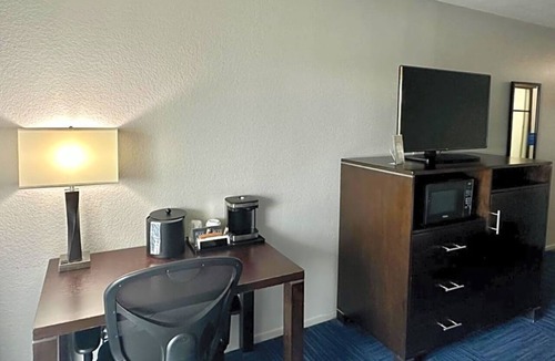 Old Towne Hotel | Deluxe Two Queen Room with Balcony, Free Breakfast and Parking Near the Pier