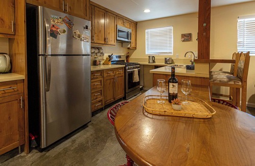 Yucca Valley Cabin | Desert Bliss Joshua Tree -Cowboy Pool & Tub. close to Pappy & Harriet's & Park.