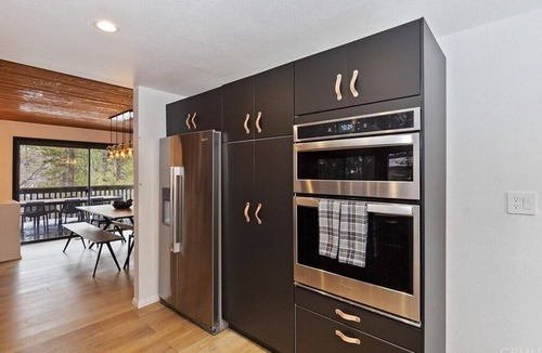 Upper Moonridge House | Designer cabin w/sauna & hot tub 1 mile from Bear mountain