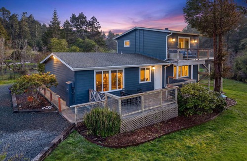Mendocino House | Designer Cottage Chic Farmhouse l 3 Min to Town l Acre Land l Ocean Views