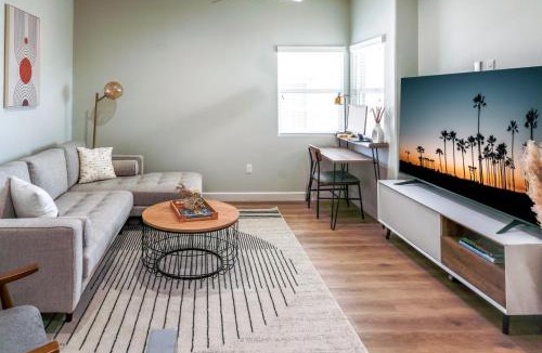 Midway City House | Disneyland Cozy Luxury Retreat I Sleeps 10, King Bed & EV Access