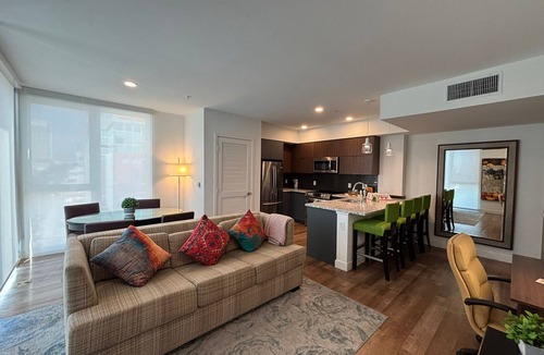 Koreatown Apartment | DTLA 1BR Deluxe near K-Town & Staples – Rooftop, Gym, WiFi