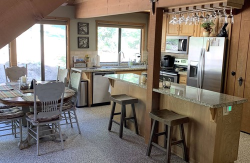 Shaver Lake Cabin | Eɛclusive 2-Acre Mountain Retreat- Spa, Rock Fireplace, AC, Game Room, 5 Star!