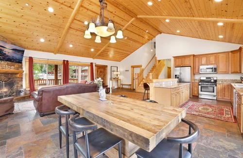 Castle Glen Estates Cabin | Eagle Ridge Views Log Cabin w/Hot Tub + Games