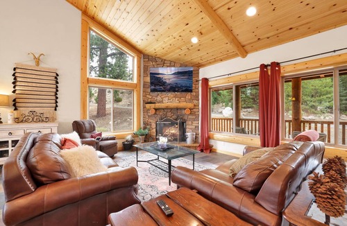 Castle Glen Estates Cabin | Eagle Ridge Views Log Cabin w/Hot Tub + Games