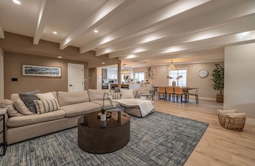 Valley Glen House | Elegant 5 Bedroom Hot Tub Private Parking