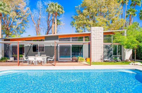 Vista Las Palmas House | Elegant, mid-century Alexander butterfly home w/pool & gas grill