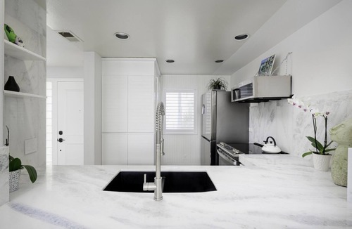 Airport Area Condo | ELEGANT PRESTINE New Remodel. Ideal for one Adult