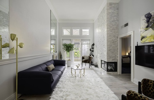 Airport Area Condo | ELEGANT PRESTINE New Remodel. Ideal for one Adult