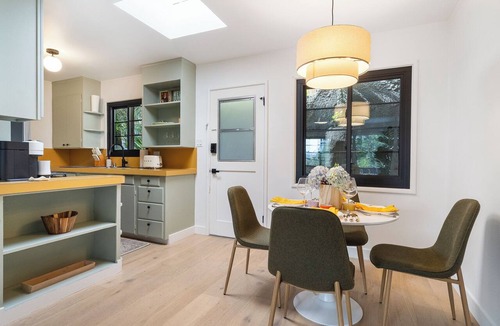 Mill Valley Apartment | Elevated Flat - Walk to Town - Casper King - Deck