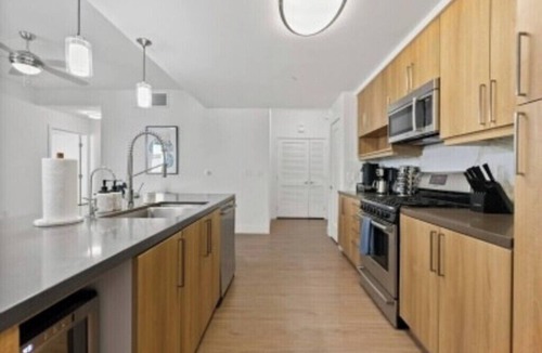 Downtown Bed & Breakfast | Emerald Garden' Upscale & Serene Retreat Walk to Beach Pool Gym