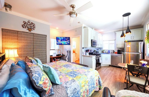 North Tustin House | Enchanting Garden Cottage - King Bed -Spa Bath -Private Patio in Heart of the OC