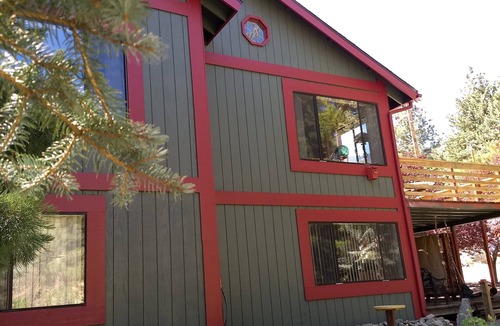 Wrightwood House | Enjoy the cool mountain air at the spacious and unique Ragtime Rose.