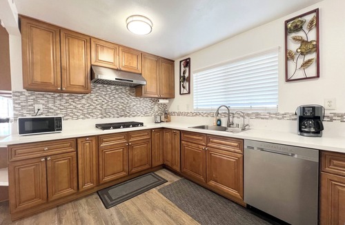 Quartz Hill House | Entire Newly Remodeled Home With Huge Parking