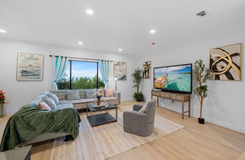 El Cajon House | Entire Private Home with Big Yard, View, King Bed, Parking, 4 Bedrooms 3 Bathrooms, Available Now