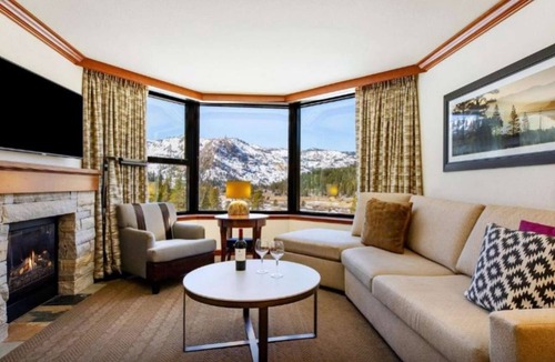 Olympic Valley Hotel | Everline Resort & Spa Fireplace Suite Valley View