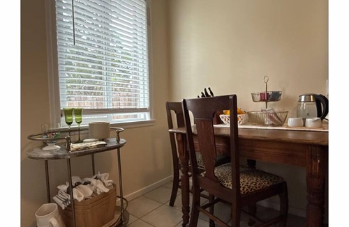 Central San Mateo House | Executive Style Home w/Sun Deck & Pull Out Couch