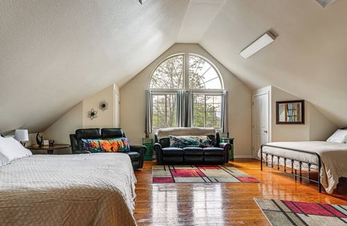 Cave Junction Cottage | Explore Caves & Coast! Family-friendly Oregon Stay