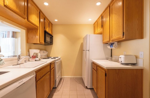 San Diego Country Estates Hotel | Explore Ramona | Kitchen | Balcony | Free Parking