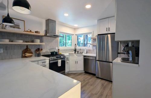 Crestline House | Fam & Pet Friendly Chalet w AC & BBQ - Top Rated