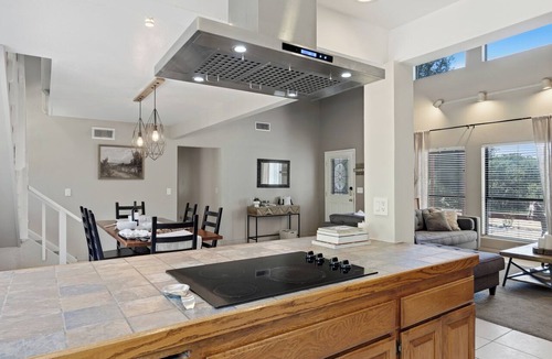 Oakhurst House | Family Friendly Retreat 35 min to Yosemite Hot Tub + Fire Pit Pets Welcome