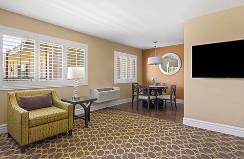 Corte Madera Hotel | Family-Friendly Suite | Outdoor Pool | Free Parking | Courtyard | BBQ Area