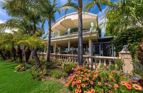 Crown Point House | Family Luxurious Waterfront Escape