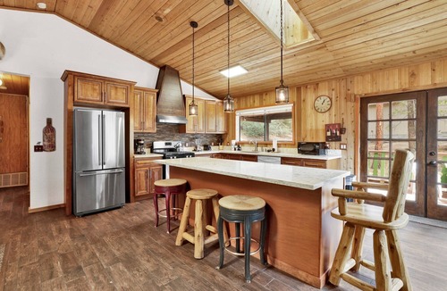 Fox Farm Cabin | Family & Pet Friendly 2BR: Mins to Snow Summit w/Hot Tub & BBQ