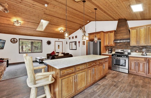 Fox Farm Cabin | Family & Pet Friendly 2BR: Mins to Snow Summit w/Hot Tub & BBQ
