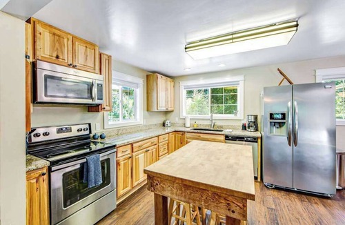 Forestville House | Forestville 1BR cottage near the Russian River — dogs welcome, AC