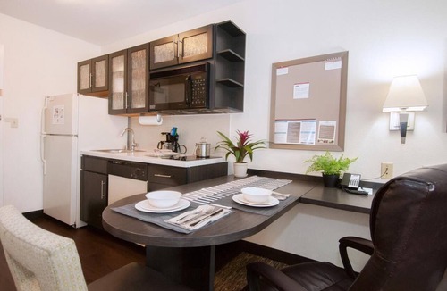 Anaheim Resort Hotel | Full Kitchen Suite & Short Drive to Disneyland resort | Pets are Welcome!