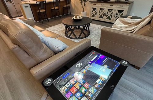 Rogers House | Fun & Comfort for 8 in Rogers! 1 King, 2 Queens, 1 Double. Retro Arcade Games