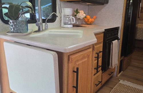 West Ridge House | Garden vibe stationary RV in No. San Diego County with WiFi, AC. TV. Views.
