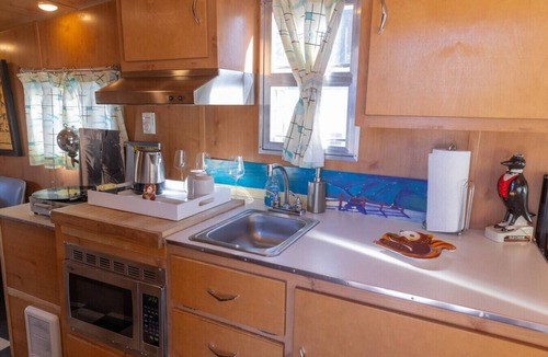 Yucca Valley House | Glamping Retreat Walk to Dining