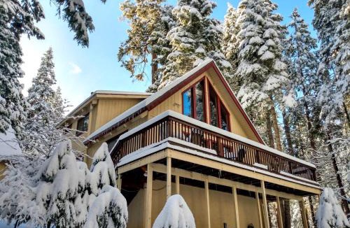 Dorrington House | Group Cozy Cottage with Game Room in California