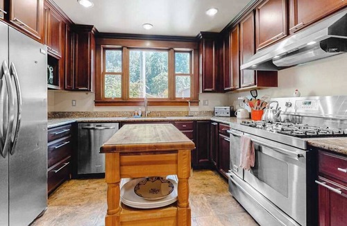 Guerneville Cabin | Guerneville 3BR riverfront log lodge with hot tub — dogs welcome
