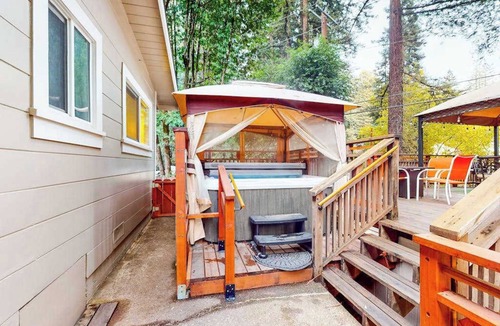 Rio Nido House | Guerneville Dog-Friendly Redwood Retreat with Hot Tub & Pool