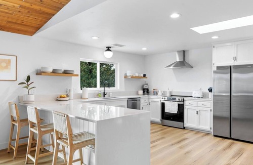 North Hilltop House | Guests call this stay the standard. Top 1% home, 4.95 stars. Fully fenced half-acre yard, mountain views, EV charging, garage parking, and fast WiFi — everything families and pets need for an easy stay in Redding.