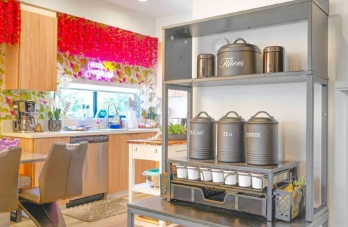 North Hollywood Villa | H. Cute NoHo 5BR by Universal + Balcony: Fifa Sofi
