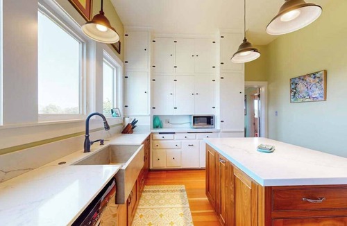 Healdsburg House | Healdsburg 2BR Victorian vineyard cottage with mountain views