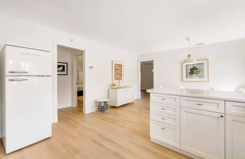 Healdsburg House | Healdsburg 3BR vineyard farmhouse with game barn & wood fireplace