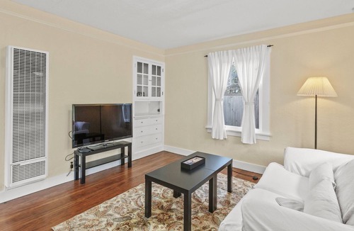 University South House | Heart of Palo Alto Cottage w Parking Near Stanford
