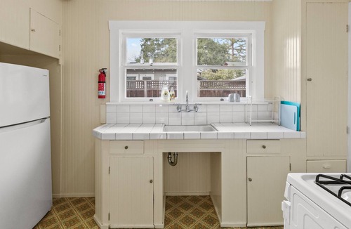 University South House | Heart of Palo Alto Cottage w Parking Near Stanford