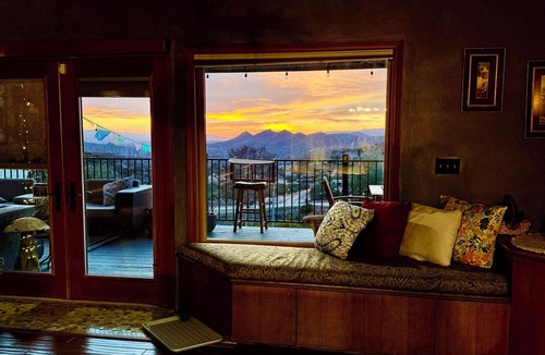 Agua Dulce Ski Chalet | High Desert Retreat -Chalet style home in Agua Dulce spectacular sunset Views!