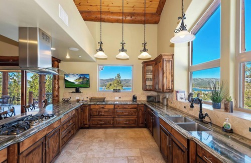 The Village Cabin | High-End Custom Luxury Estate w/Panoramic Lake Views! A/C! HOT TUB! PET FRIENDLY! Putting Green! Game Room!