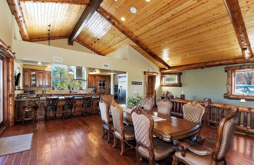 The Village Cabin | High-End Custom Luxury Estate w/Panoramic Lake Views! A/C! HOT TUB! PET FRIENDLY! Putting Green! Game Room!